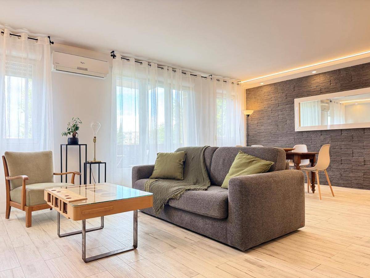 Appartement entier, La Provence - stylish & spacious apartment with pool & private parking near Avignon, Traveller Award 2026 in Le Pontet, Vaucluse