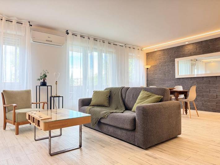 Appartement de vacances pour 4 personnes, avec piscine ainsi que vue et balcon