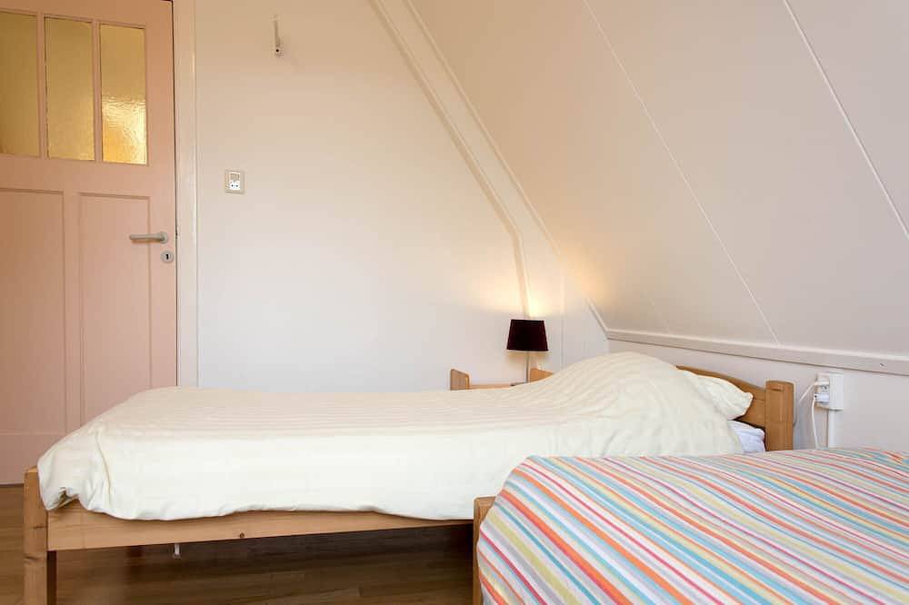 Groot vakantiehuis met grote tuin (6 slaapkamers - 12 personen) vlakbij strand. in Egmond, Egmond aan Zee