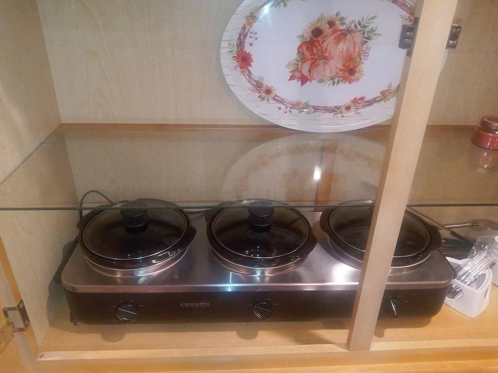 Spacious Family Retreat with Heated Pool, Hot Tub, Sauna, basketball & Golf. in Mastic, North Fork