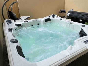 Gîte pour 6 personnes, avec jardin et jacuzzi à Nonant