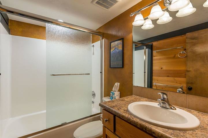 Lodge for 8 people, with terrace and hot tub in Oregon