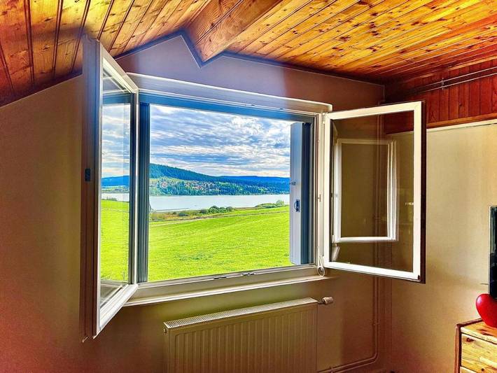 Gîte pour 5 personnes, avec vue ainsi que vue sur le lac et jardin à Saint-Point-Lac - 2