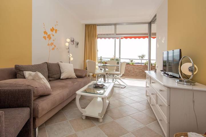 Apartamento entero, Apartamento con fantásticas vistas panorámicas al Teide y al mar, balcón orientado al oeste in Puerto de la Cruz, Tenerife Norte