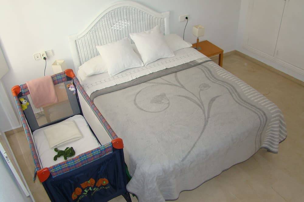 Entire apartment, Quiet-center-Wifi-parking+20€/d Swimming pool 15 May to 15 October in Casco Antiguo, Sevilla