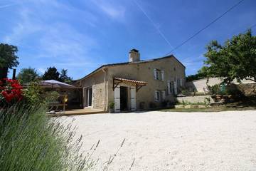 Gîte pour 4 personnes, avec jardin à Mauriac