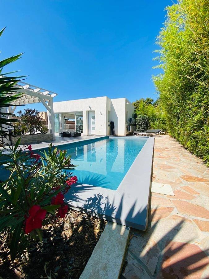Villa pour 12 personnes, avec Balcon et Terrasse ainsi que Jardin et Piscine à Ajaccio