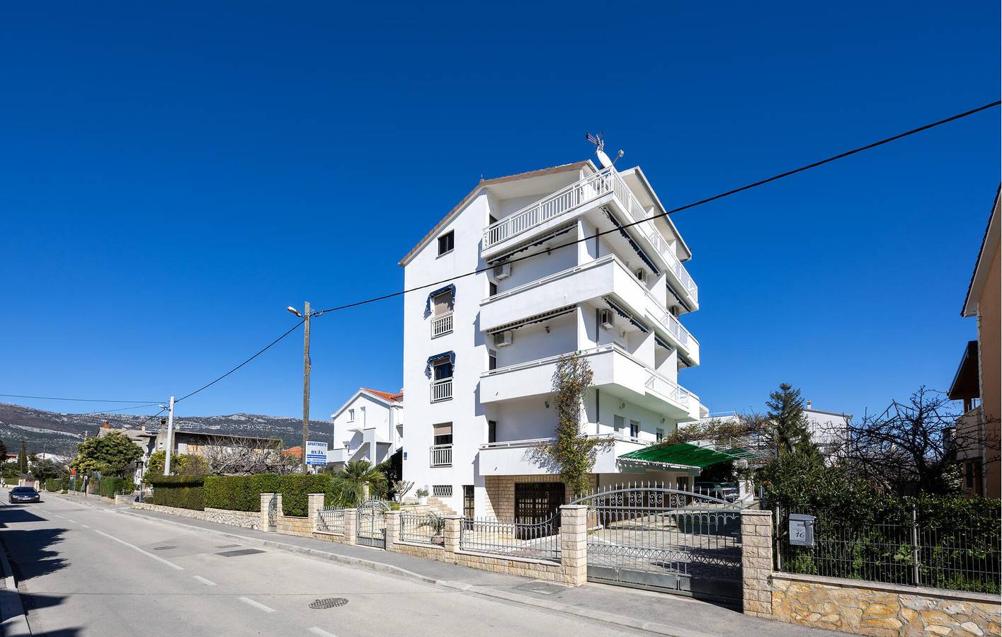 Ganze Ferienwohnung, Charmantes Apartment mit Terrasse, WLAN und Strandzugang in 2 km Entfernung in Kastel Novi, Kaštela