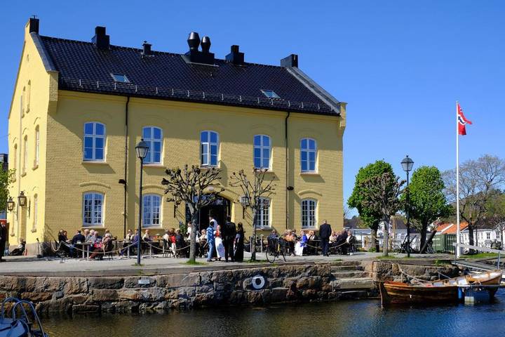 Hotel for 9 personer, Balkong og Terrasse i tillegg til Hage og Utsikt i Risør 