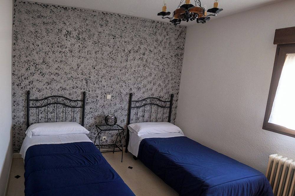 La Casona de Rascafria, independent, surrounded by garden and ideal for families. in Rascafría, Sierra de Guadarrama