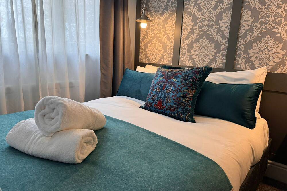 Double en-suite room at Regency Guest House in Market Ward, Cambridge