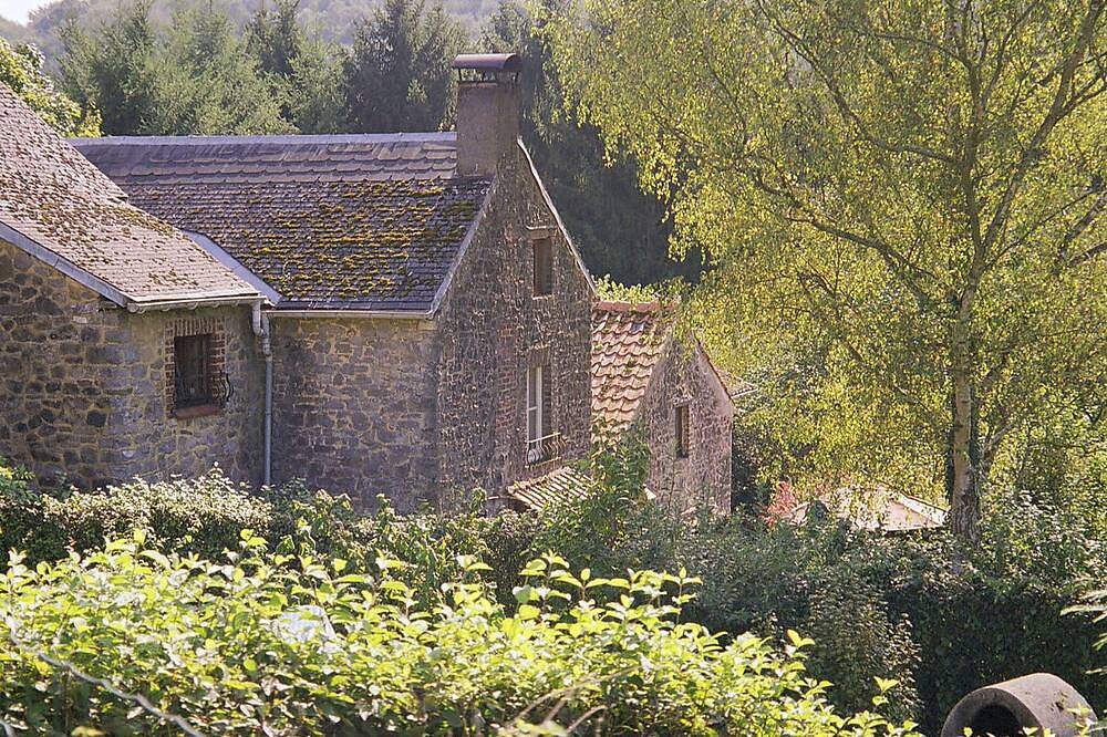 Gemütlich, komfortabel, komplett, geräumig für 6 Personen. Ferienhaus mit beheiztem Pool in Hastière, Region Namur