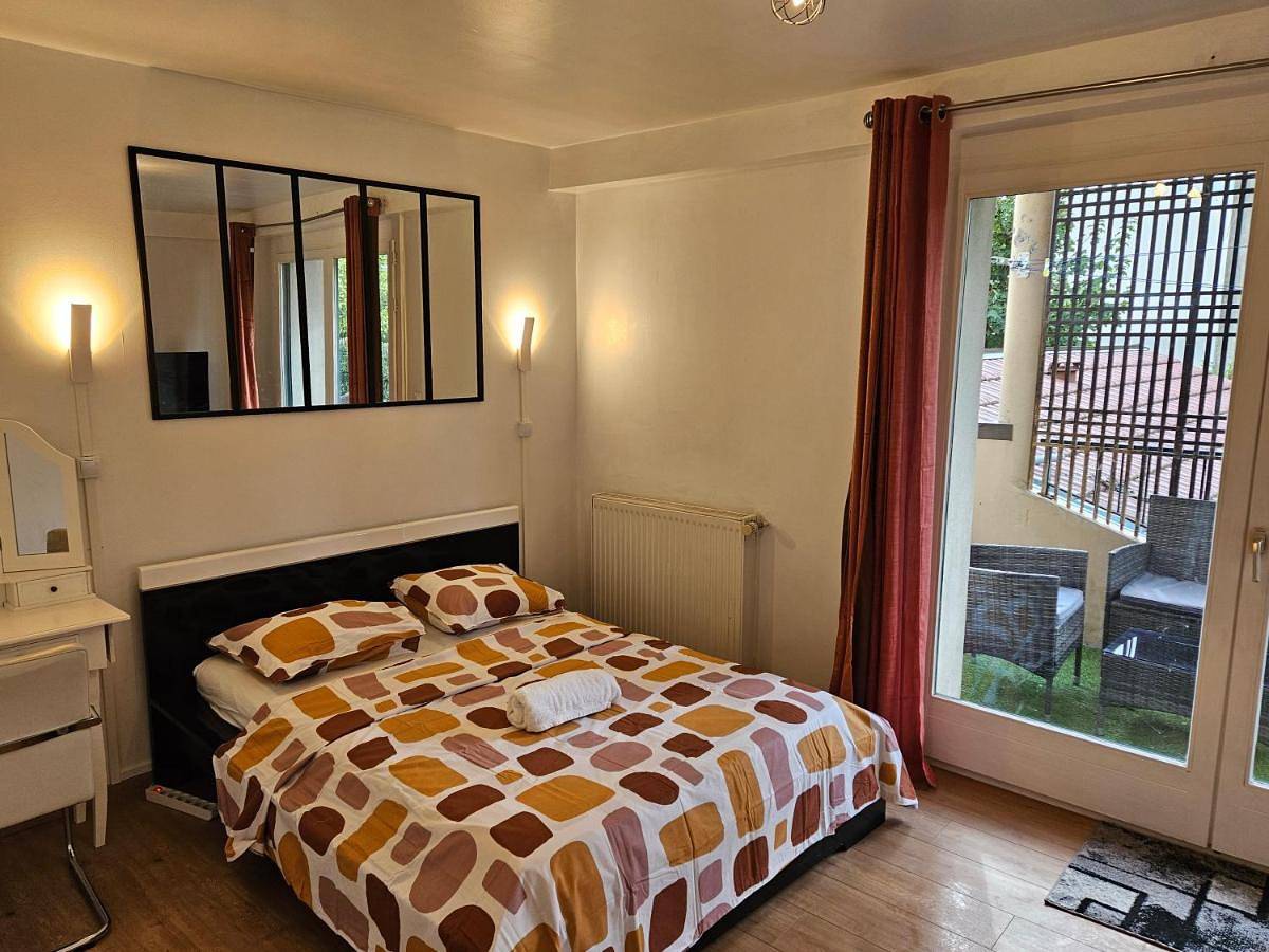 Deluxe Double Room with Balcony in Annemasse, Région de Saint-Julien-en-Genevois