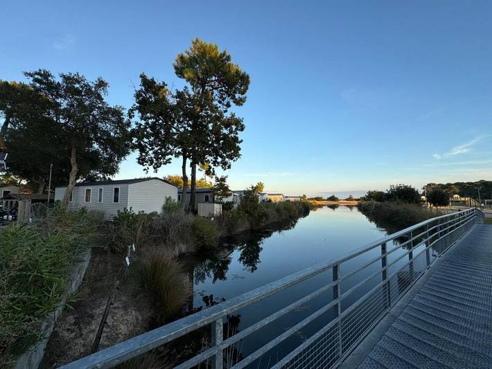 Vakantiehuis voor 5 personen, with terras and tuin as well as zwembad and uitzicht, met huisdier in Cap Ferret