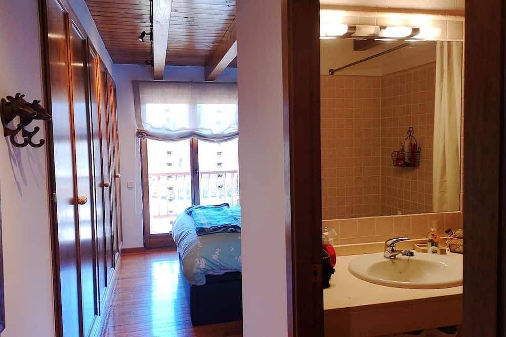 Entire apartment, Sanavastre I - Three Bedroom Apartment, Sleeps 6 in Das, Catalan Pyrenees