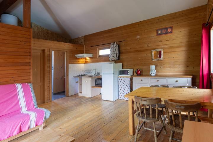 Chalet 'Rouge 4 Persone' con balcone e Wi-Fi in Darbres, Ardèche