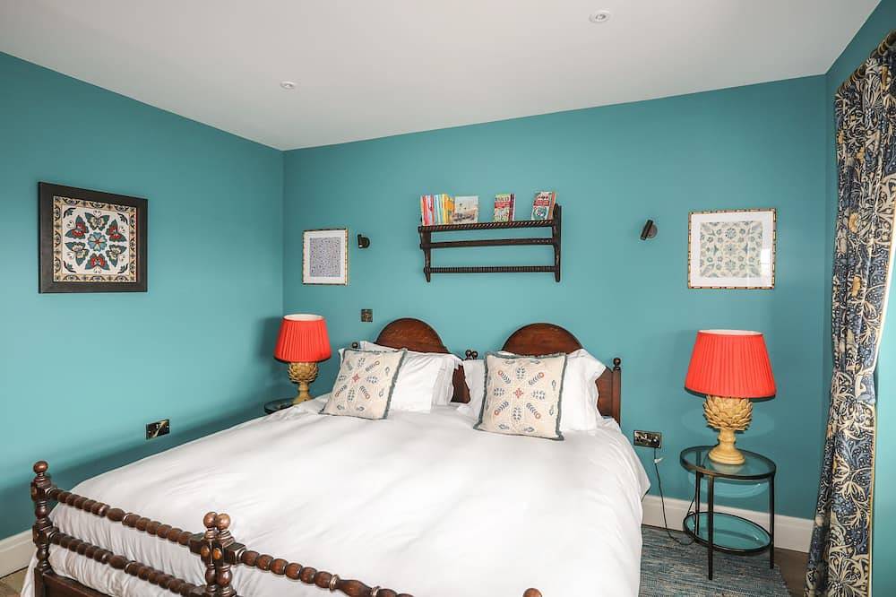 Glan Towyn, pet friendly, luxury holiday cottage in Rhoscolyn in Rhoscolyn, Isle of Anglesey