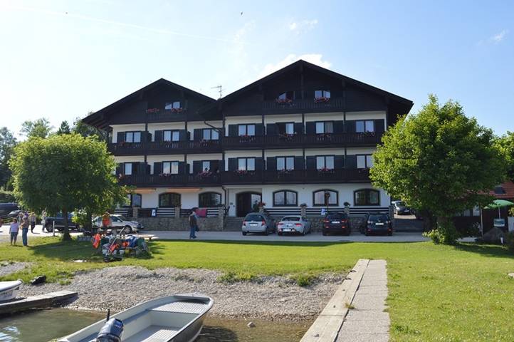 Pension, mit Balkon und Terrasse sowie Garten und Sauna am Chiemsee