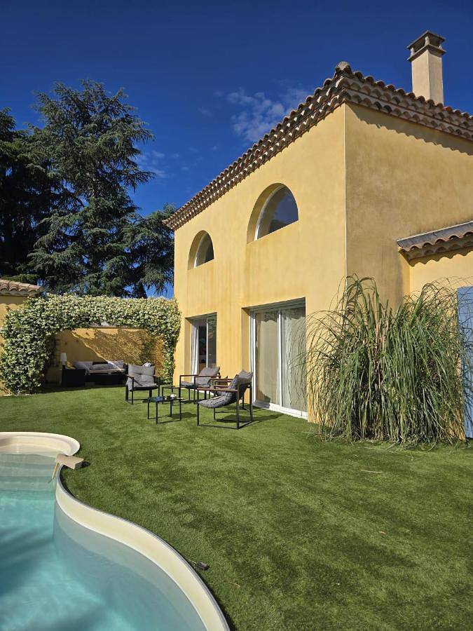 Gîte pour 6 personnes, avec piscine ainsi que jardin et vue à Usclas-d'Hérault - 2