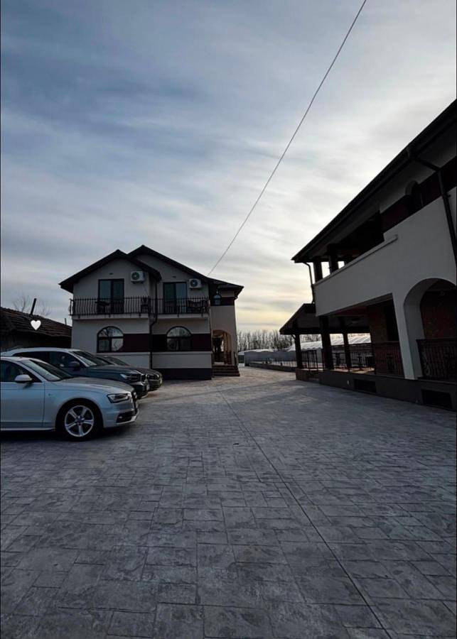 Gîte pour 3 personnes, avec Balcon et Terrasse ainsi que Jardin et Piscine dans Giurgiu