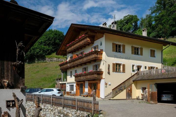 Ferienwohnung für 6 Personen, mit Balkon und Terrasse sowie Garten und Sauna in Feldthurns