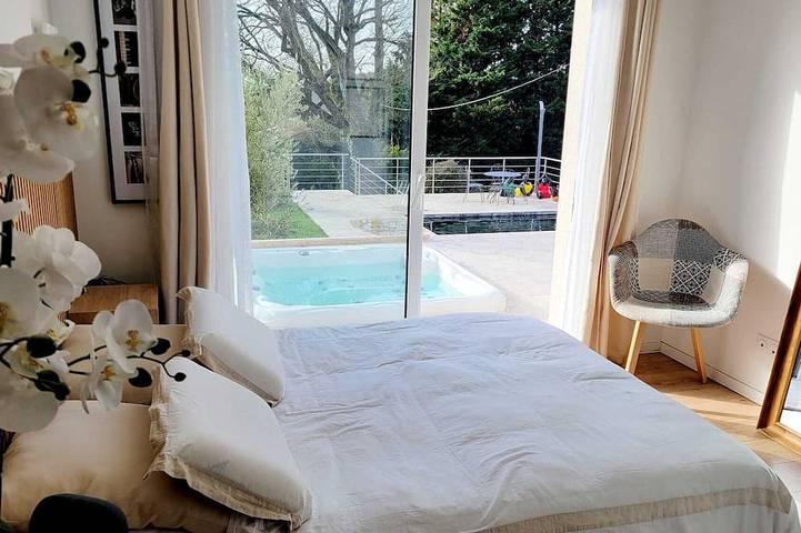 Location de vacances pour 10 personnes, avec terrasse ainsi que jardin et jacuzzi à Rouillon - 3