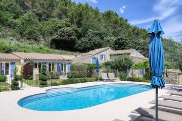 Gîte pour 4 personnes, avec terrasse et jardin à Crestet