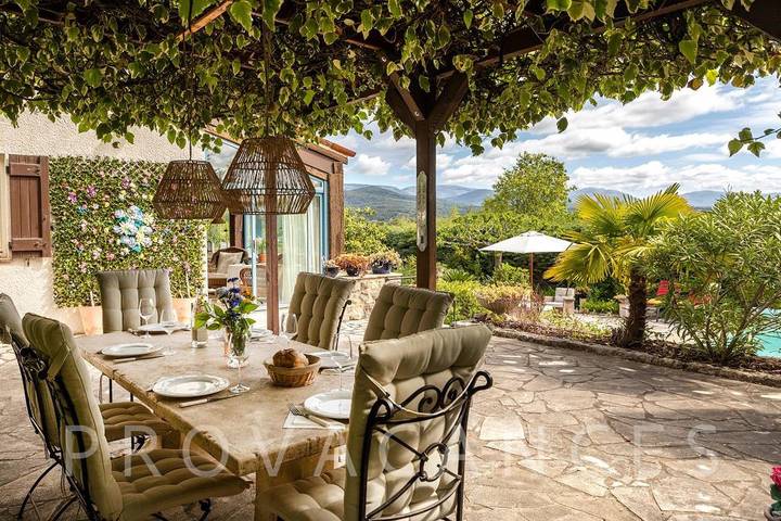 Location de vacances pour 8 personnes, avec jardin et piscine à Seillans - 2