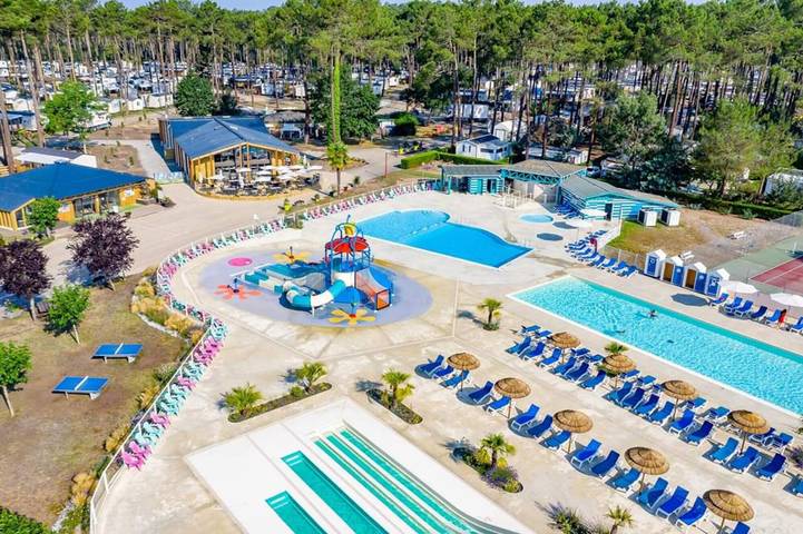 Camping pour 8 personnes, avec Jardin à Saint-Julien-en-Born