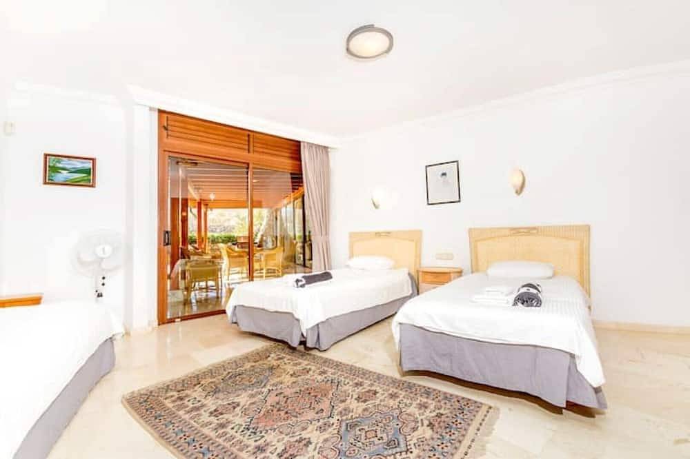 Anfi Tauro, Private Pool, Hot Tub in pretty garden in Pueblo de Tauro, South Gran Canaria