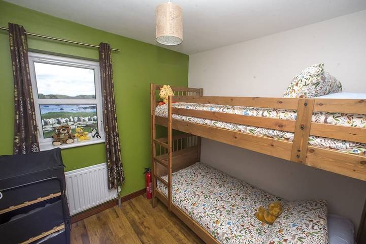 Schönes Ferienhaus direkt am Meer, weitläufige private Gärten, atemberaubender Meerblick. in Ballintoy, Grafschaft Antrim