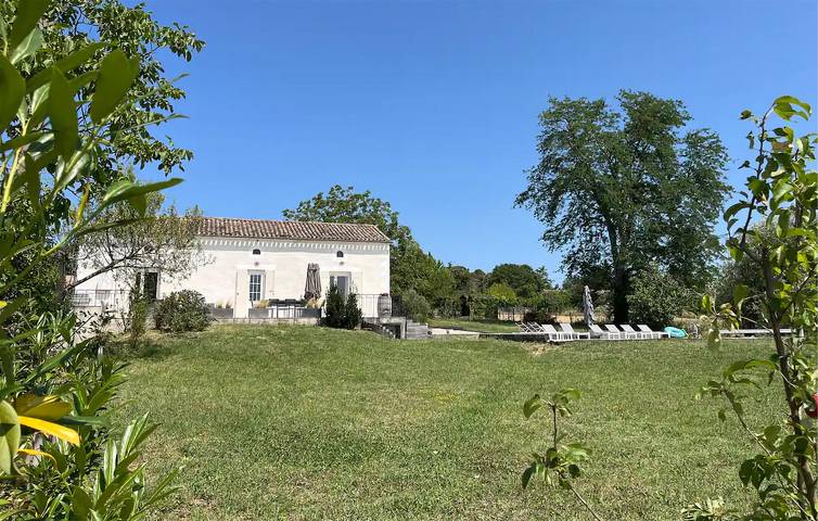 Location de vacances pour 8 personnes, avec jardin ainsi que terrasse et piscine, animaux acceptés à Saint-Aubin-de-Cadelech - 2