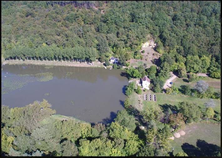 Location de vacances pour 4 personnes, avec piscine et vue ainsi que jardin et vue sur le lac, animaux acceptés en Indre-et-Loire