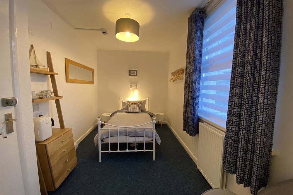 Comfy & Cosy Room by the Sea in Torquay, Torbay