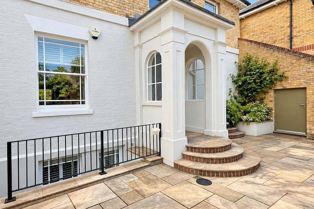 Central 1-bed apartment moments from Guildford train station in Guildford, Surrey