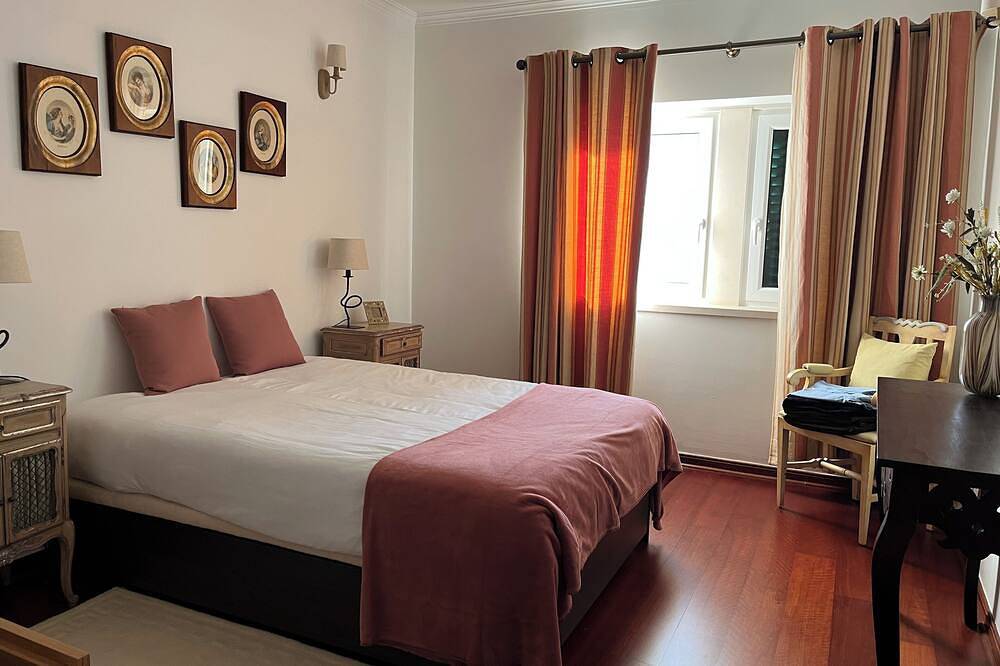 Spacious villa with garden and barbecue, near Serra de Sintra, beach and Cascais in Alcabideche, Costa de Lisboa