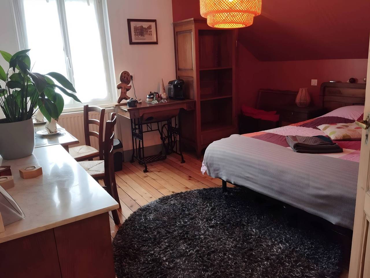 Chambre rouge, route des vins in Herrlisheim-près-Colmar, Région de Colmar