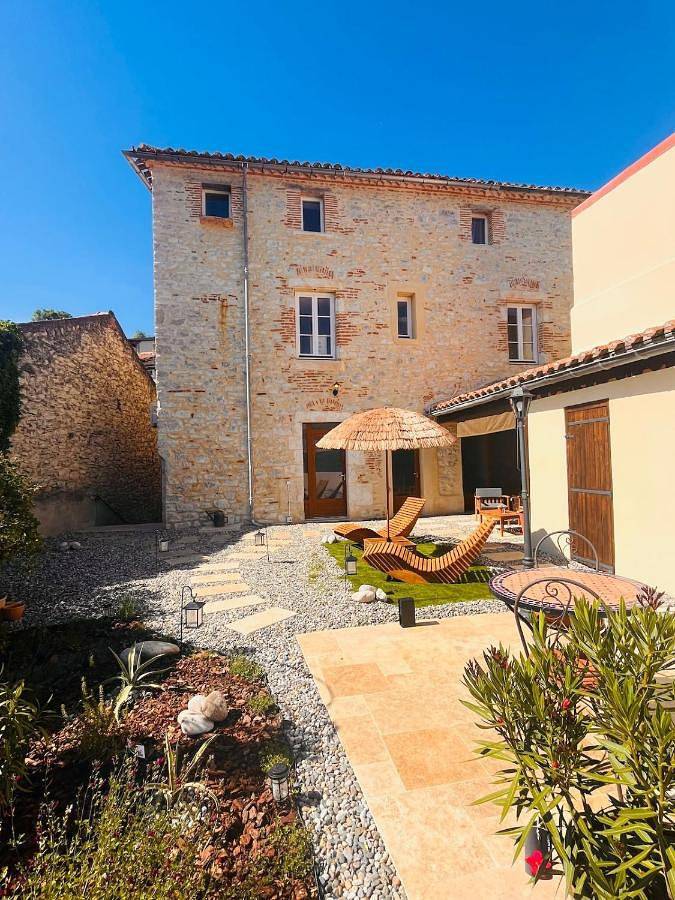 Location de vacances pour 2 personnes, avec Jacuzzi et Terrasse ainsi que Jardin et Sauna à Laroque-des-Arcs