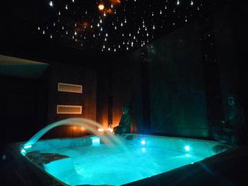 Gîte pour 2 personnes, avec jacuzzi ainsi que terrasse et sauna à Hénin-Beaumont