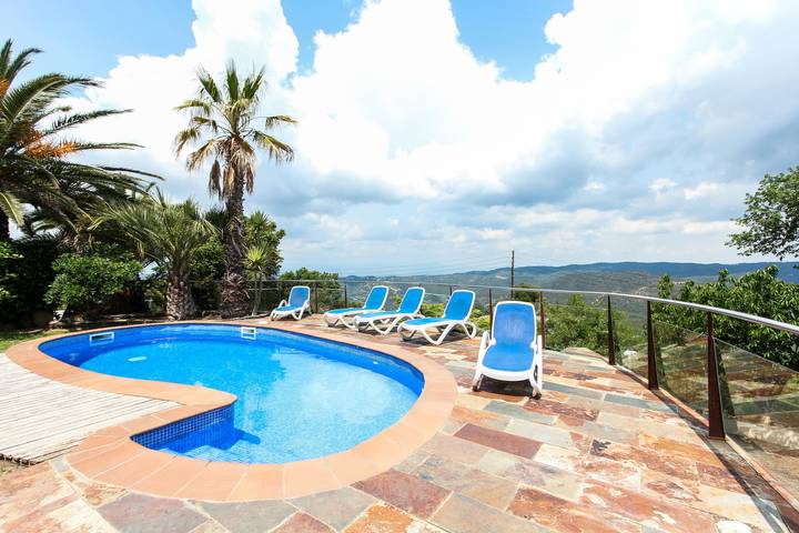 Chalet para 6 personas, con terraza además de vistas y jardín en Selva - 4