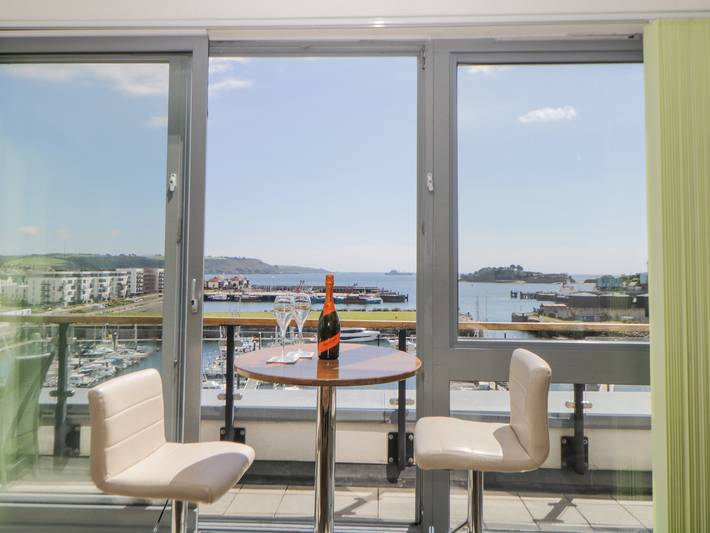 Apartment for 4 people, with Balcony in Plymouth
