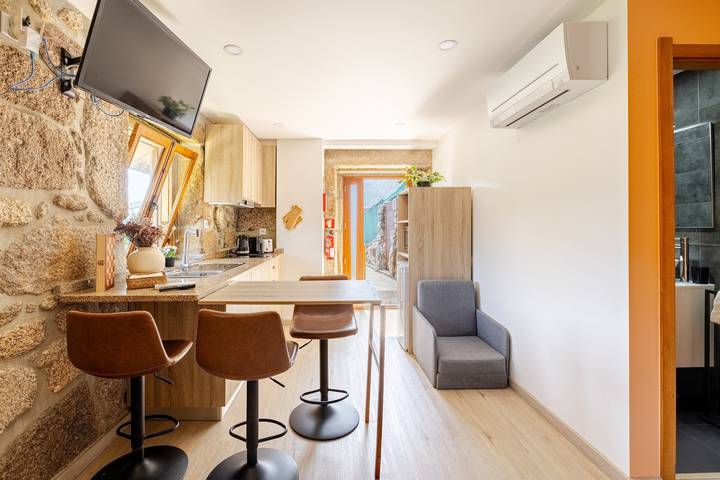Holiday Home 'Estúdio À Beira Da Água No Gerês' with Lake View, Wi-Fi and Air Conditioning in Vilar da Veiga, Gerês