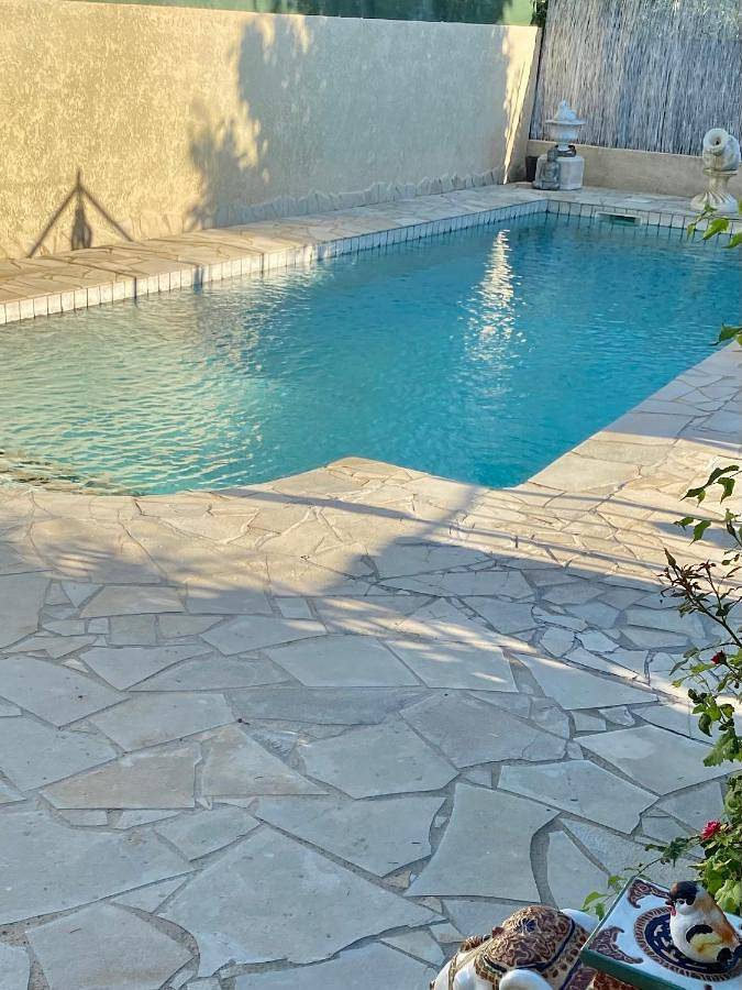 Chambre d’hôte pour 8 personnes, avec sauna et piscine ainsi que vue et jardin, animaux acceptés à Beaucaire