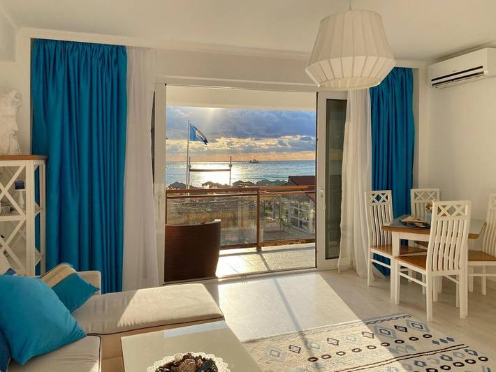 Vakantiewoning voor 4 personen, with uitzicht op het meer and uitzicht as well as terras in Roemenië
