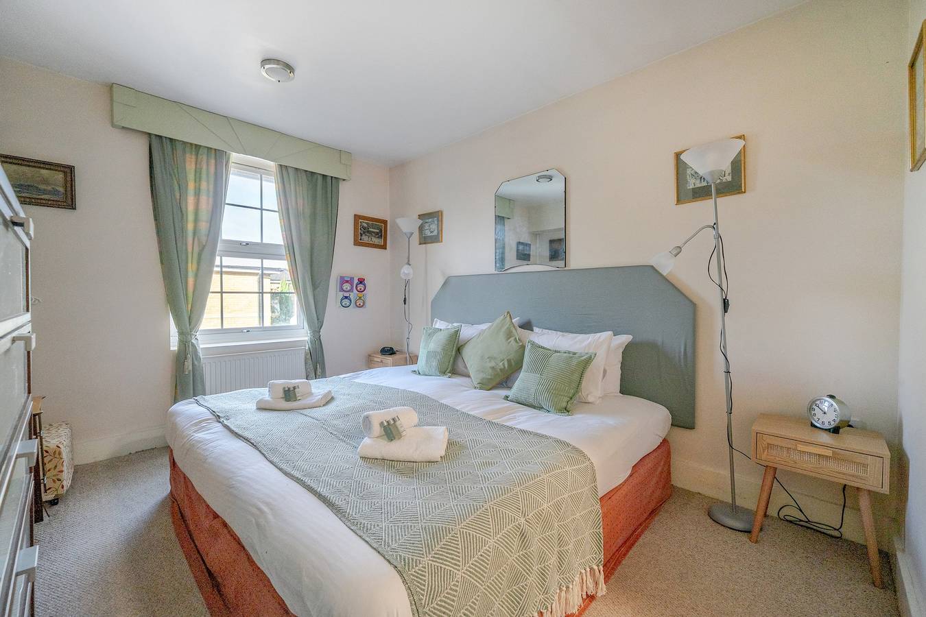 Entire apartment, Retro Art Deco 2Bed with Parking in Thames Ditton - Pass the Keys in Chessington World of Adventures, Surrey