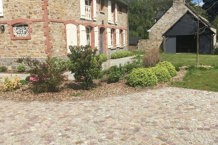Maison de Campagne Entièrement Rénovée, Cheminées, Parc Paysager,41 km de la Mer in Broons, Región de Dinan