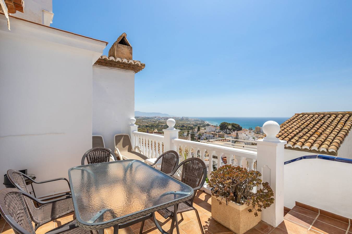 Vacation Home 'Casa Carolina Holiday Rental Nerja' close to the Beach with Shared Pool & Wi-Fi in Urbanización Punta Lara, Nerja