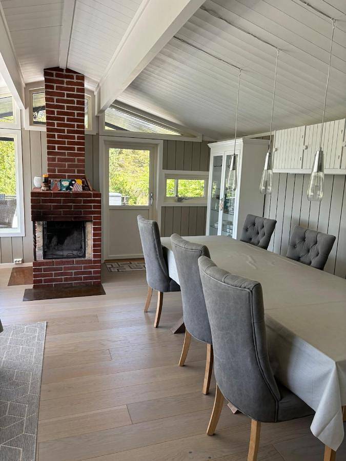 Peaceful seaside cabin with guest house - large private outdoor areas and boat available on request in Mandal