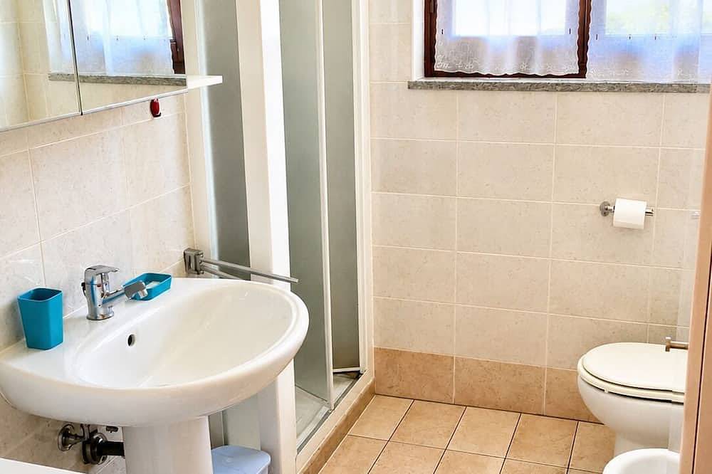 Appartamento intero, Appartamento di 3 locali con vista lago da sogno in un residence con piscina e area per prendere il sole in Agra, Lago Maggiore (Lombardia)