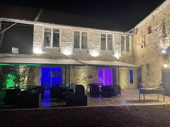 Gîte pour 15 personnes, avec terrasse dans Arcy-Sainte-Restitue